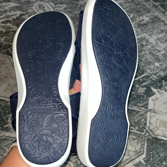 TRAQ by Alegria women’s Navy Sandals with Light Soles size 39 US 8 - Picture 7 of 7